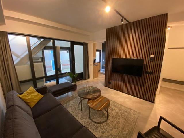 Te huur: gerenoveerd en gemeubileerd appartement