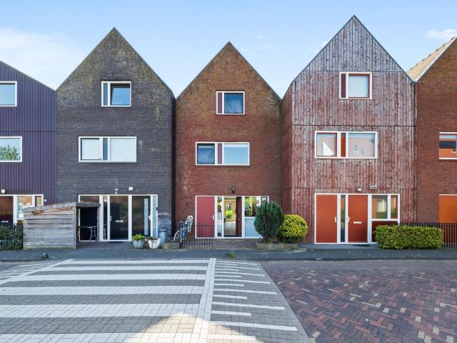 Te huur: Huis Oeverwallaan in Den Haag
