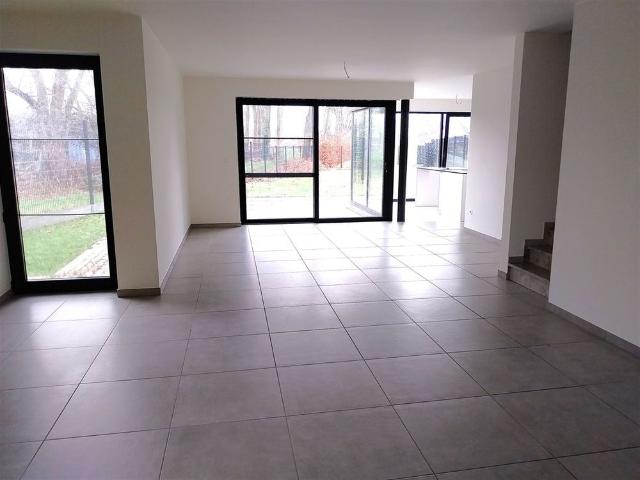 TE HUUR: Halfopen bebouwing met 3 slaapkamers in Pelt!