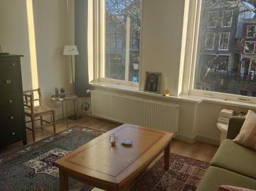 Te huur lichte studio met hoog plafond op