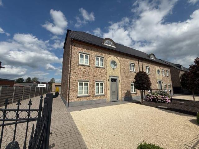 TE HUUR: PRACHTIGE WONING MET 5 SLAAPKAMERS EN 2 BADKAMERS