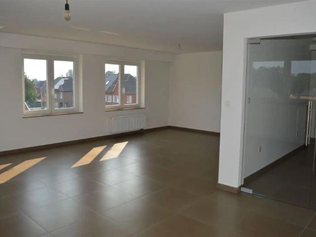 TE HUUR: Ruim appartement met 3 slaapkamers te Munsterbilzen!