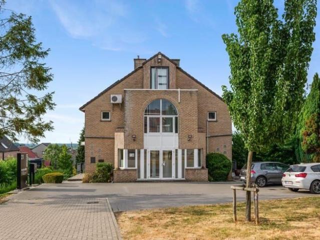TE HUUR: RUIM EN INSTAPKLAAR DUPLEX APPARTEMENT MET GARAG.