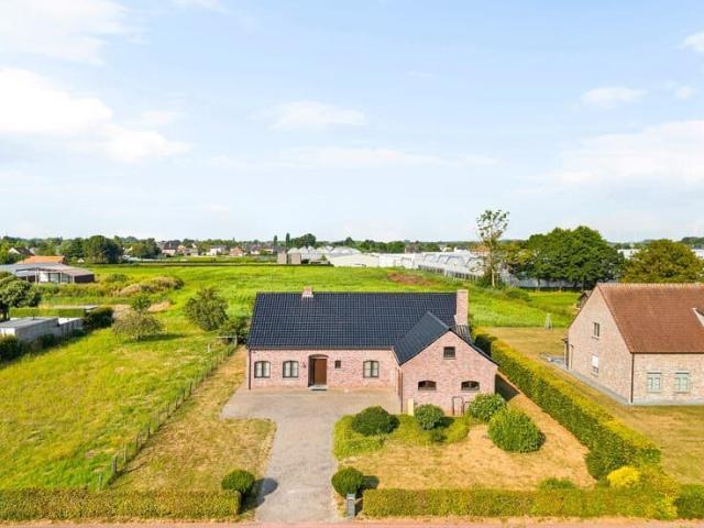 TE HUUR: Ruime open bebouwing met grote tuin en vrij uitzic