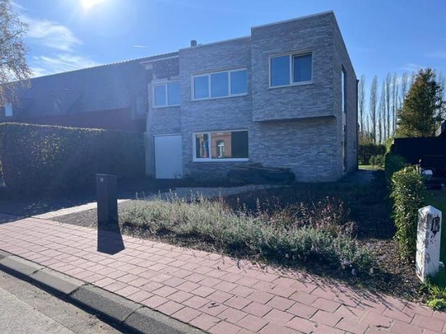 TE HUUR: ruime en lichtrijke HOB, centrum OLV Waver