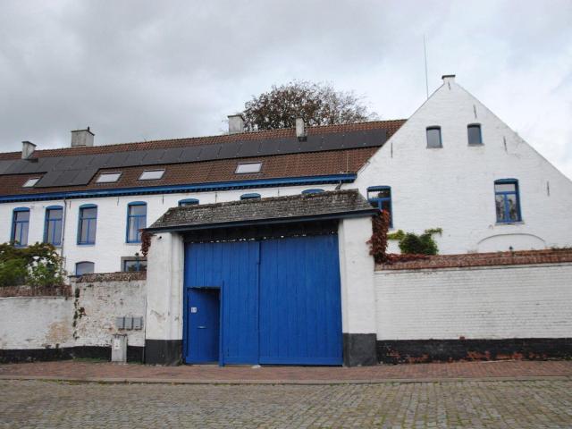 TE HUUR: RUIME GEZINSWONING MET 3 SLPK, 2 BK EN TUIN