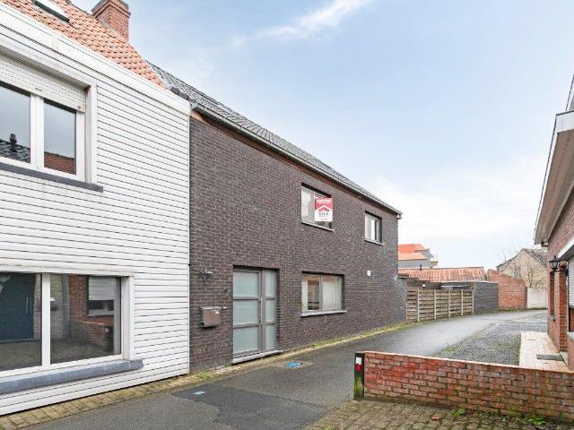 Te huur: ruime halfopen woning in centrum Jabbeke bj 2013