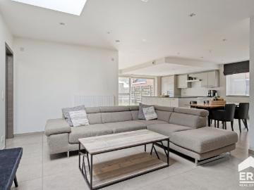 Te huur: ruime halfopen woning in centrum Jabbeke bj 2013