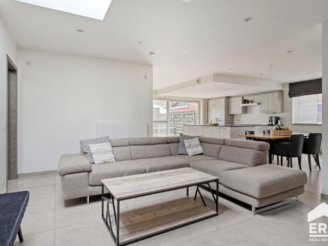 Te huur: ruime halfopen woning in centrum Jabbeke bj 2013