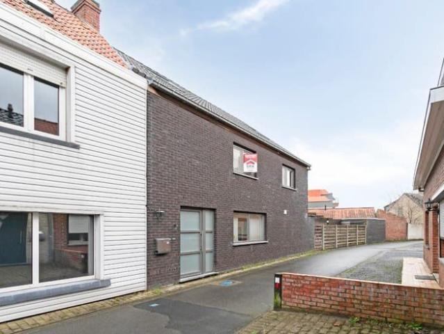 Te huur: ruime halfopen woning in centrum Jabbeke bj 2013
