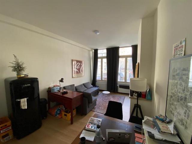Te huur: ruime studio met gezamenlijke binnentuin
