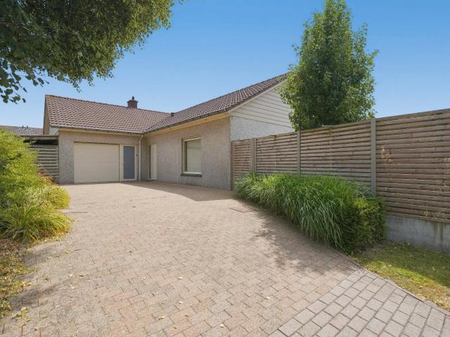Te huur: Rustig gelegen open bebouwing type bungalow / gelijkvloerswoning met 3 slaapkamers en prachtige tuin te Diksmuide. Diksmuide 8600 Residentie Vastgoed