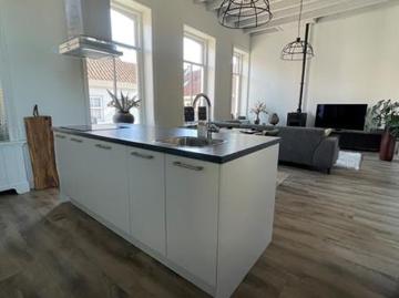 Te huur: uniek gemeubileerd appartement in hartje