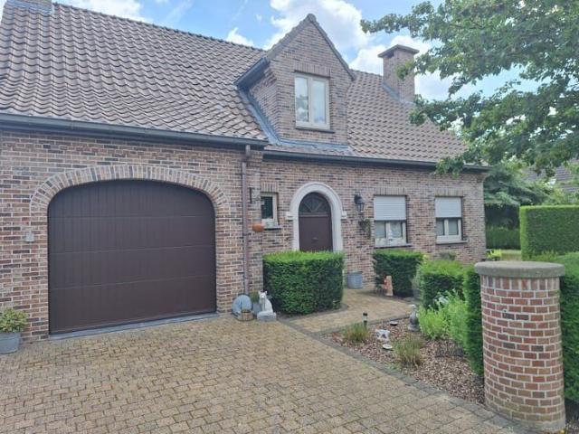 Te huur woning met 4 slaapkamers en tuin 594m²
