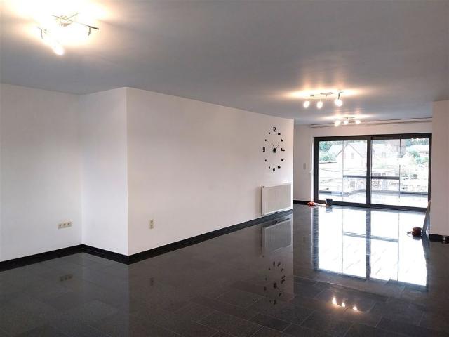 TE HUUR: Zeer ruim duplex appartement met 3 slaapkamers te Zolder!