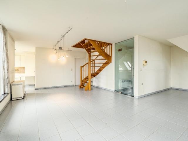 Te huur 3 slaapkamer duplexappartement met terras