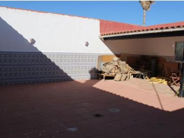 Te ofrecemos este chalet con casa de 200 metros cuadrados y 5.500 metros cuadrados de parcela!