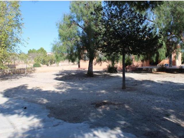 Te ofrecemos este chalet con casa de 200 metros cuadrados y 5.500 metros cuadrados de parcela!