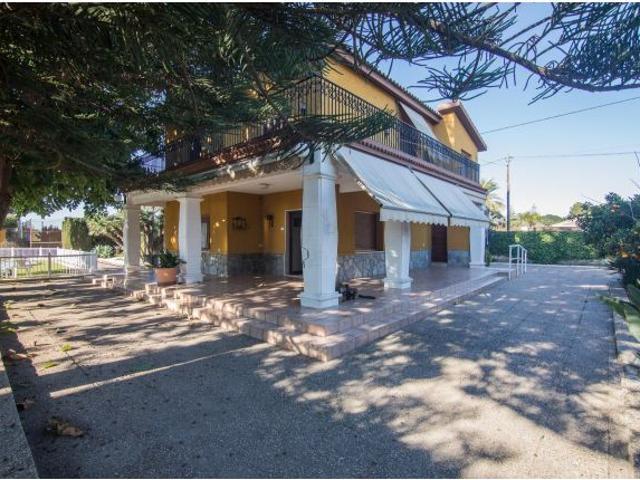 Te ofrecemos este fantástico chalet junto a la carretera de Santa Pola que lo tiene todo!