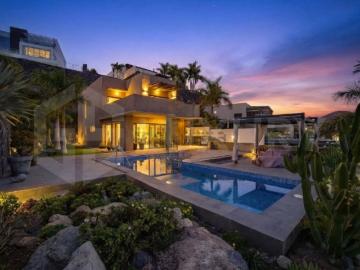 Te presentamos esta magnífica villa independiente ubicada a. 250m² Adeje
