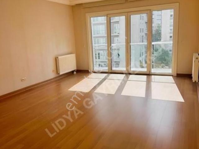 Tem Avrupa 'da Havuz Manzaralı, 110m² 3+1 Kiralık Lüks Daire