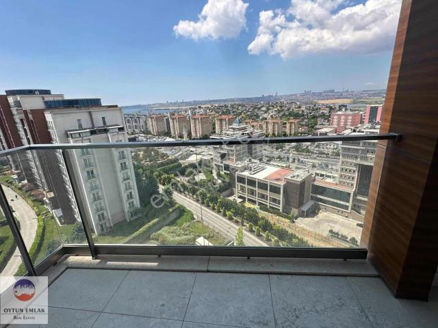 Tema İstanbul'da Göl Manzaralı Satılık 1+1 Balkonlu Daire 73 M²