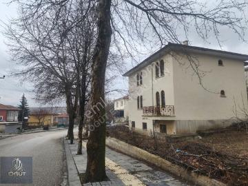 Tema Sitesinde Köşe Başı 649 Metre Arsa İçinde Na Tamam Villa.