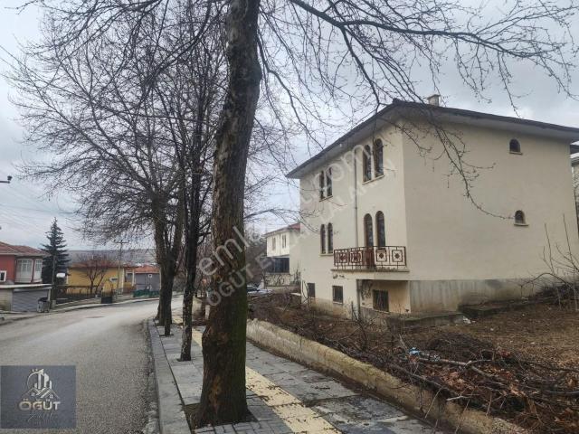 Tema Sitesinde Köşe Başı 649 Metre Arsa İçinde Na Tamam Villa.