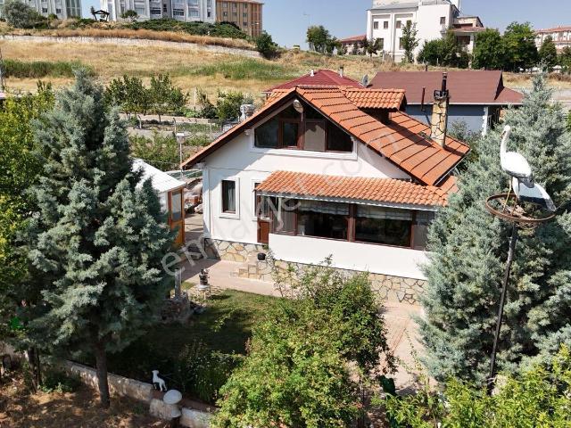 Temelli Gölüne Çok Yakın Konumda Köşe Başı Geniş Bahçeli Villa