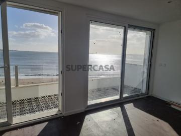 Temos para si 3 apartamentos T2 no mesmo prédio 1ª linha de mar na Marginal