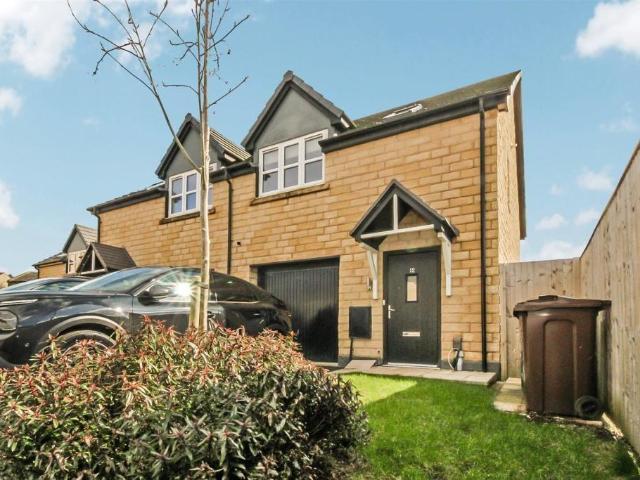 Tempest Close, Denholme, Bradford, BD13 4 bed townhouse to rent £1,375 pcm £317 pw