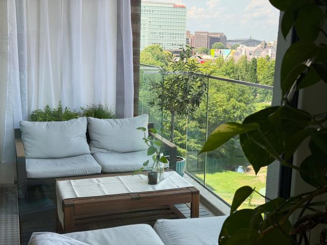 Temporary Rental: Bright Fully Furnished 2 Room Apartment with Park View and Two Balconies in Hamburg HafenCity
