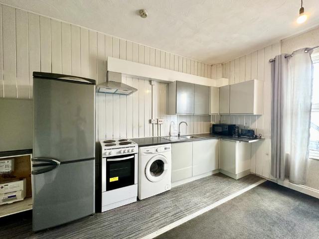 Temple Crescent, LEEDS, LS11 1 bed flat to rent £695 pcm £160 pw