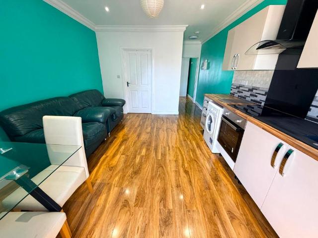 Temple Avenue, Dagenham RM8 1 bed ground floor flat to rent £1,550 pcm £358 pw