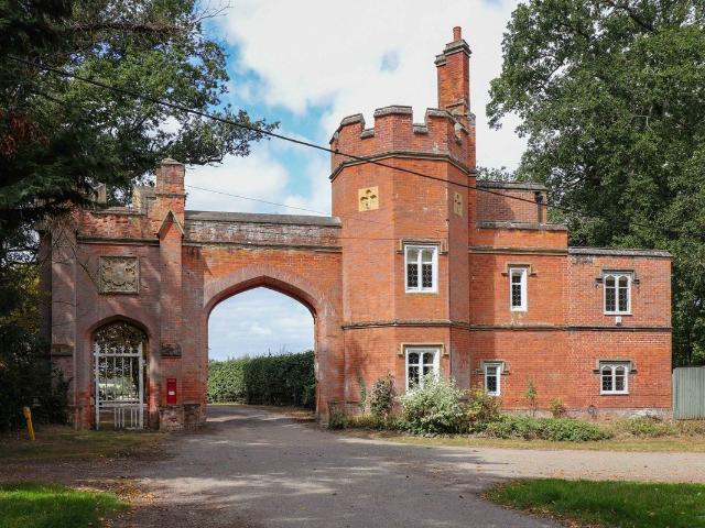 Temple Bar, Edwardstone CO10, 2 bed cottage to rent, £1,200 pcm | PrimeLocation