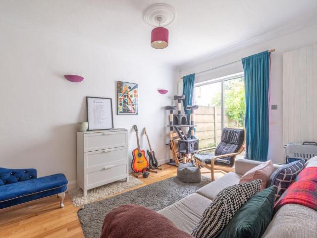 Temple Gardens, Temple Fortune. 4 bed house to rent £3,500 pcm £808 pw