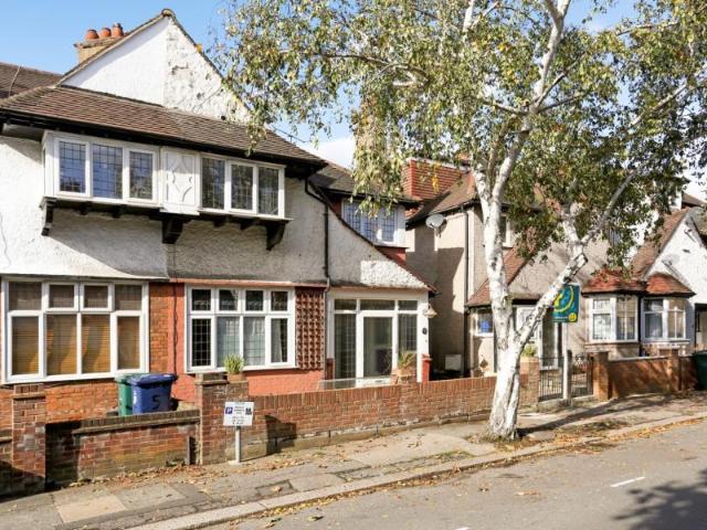 Temple Gardens, Temple Fortune, NW11 4 bed semi detached house to rent £3,497 pcm £807 pw