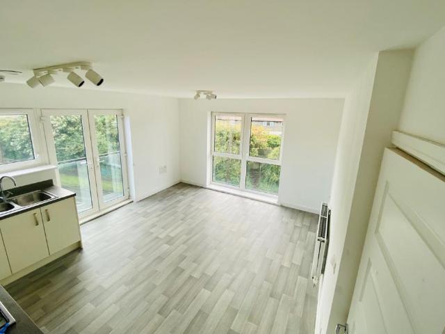 Temple Hill, Dartford DA1 2 bed flat to rent £1,750 pcm £404 pw