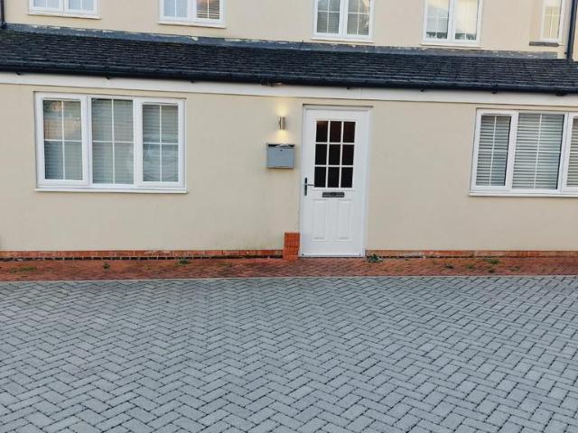 Temple Street, Rugby, CV21 2 bed bungalow to rent £1,175 pcm £271 pw