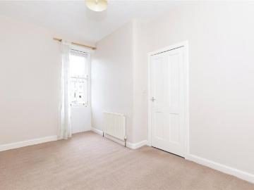 Temple Park Crescent, Edinburgh, EH11 2 bed flat to rent £1,325 pcm £306 pw