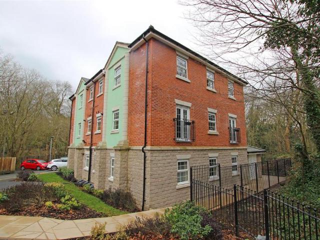 Temple Road Bolton BL1 8DX 2 bed flat to rent £875 pcm £202 pw