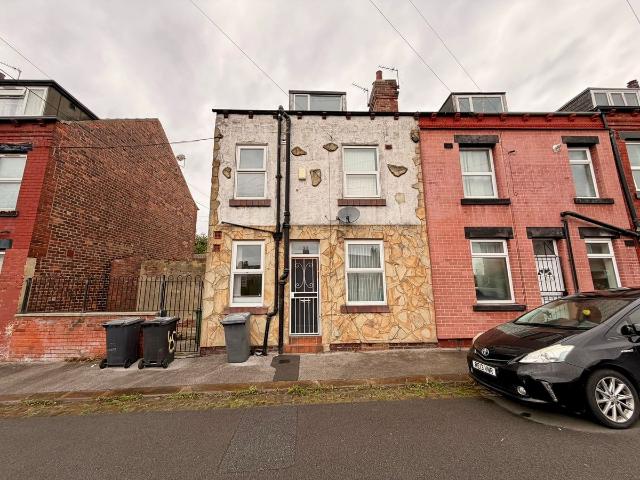 Temple View Terrace, Leeds LS9, 2 bed terraced house to rent, £850 pcm | PrimeLocation