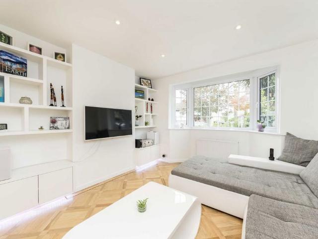 Templecombe Way, Morden SM4 3 bed terraced house to rent £2,650 pcm £612 pw