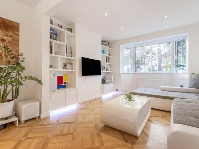 Templecombe Way, Morden, SM4 3 bed house to rent £2,650 pcm £612 pw