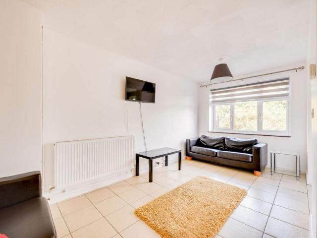 Tenterden Drive, Canterbury 4 bed house to rent £1,036 pcm £239 pw