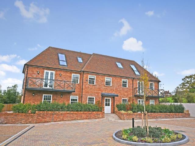 Tenterden, Kent TN30 2 bed apartment to rent £1,750 pcm £404 pw