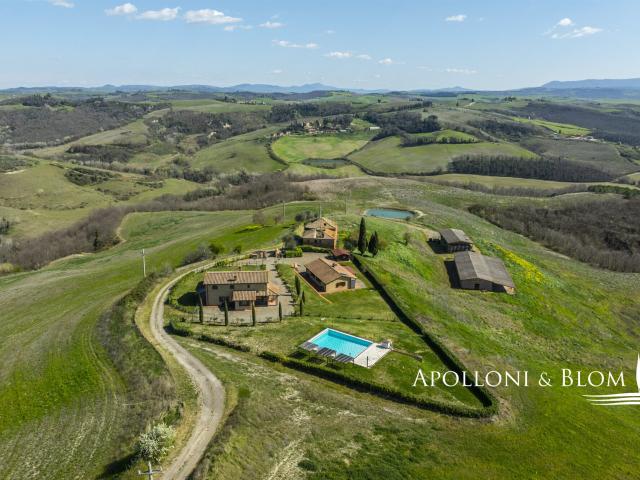 Tenuta con casali, piscina, annessi e terreno – Montalcino. 499m² Montalcino