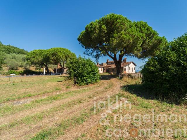 Tenuta con 5 edifici, piscina e 38 ha di terreno nel Valdarn. 912m² Figline Valdarno