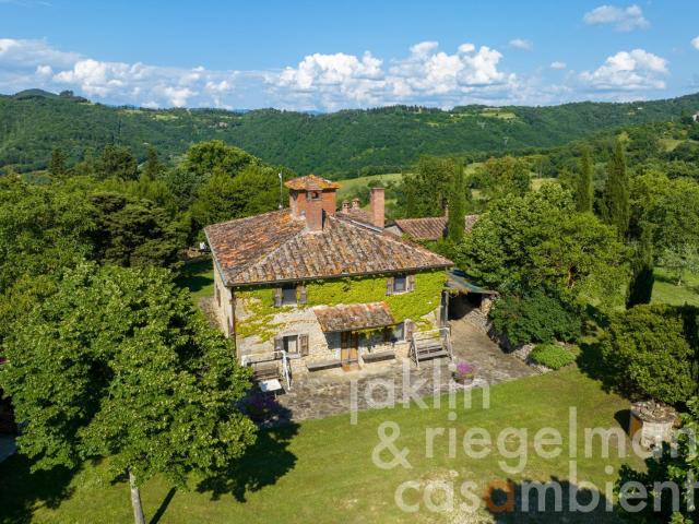 Tenuta con 88 ettari di terreno, acqua propria, diversi edif. 928m² Anghiari