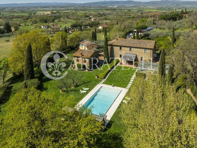 Tenuta di Prestigio con 13 Ettari, Scuderie e Casali Indipen. 1000m² Arezzo